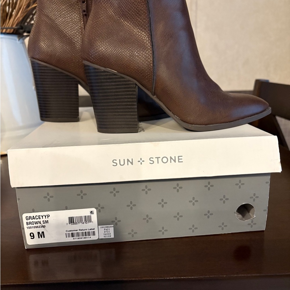 Sun + Stone. Bootie
Size 9
Brown